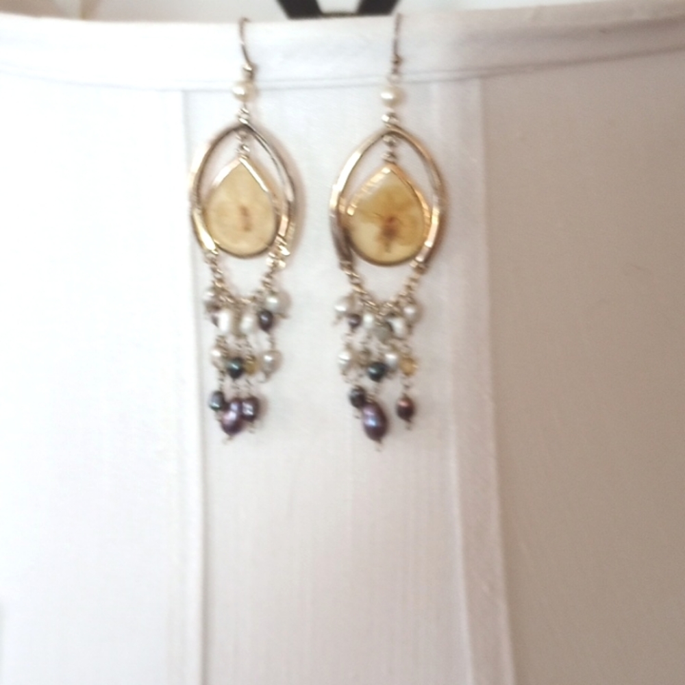 Pre owned pierced er 4" drop gold tone pearl diff colors center has pressed flow